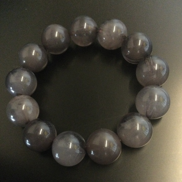 UV reactive grey lucite beaded stretch bracelet - Picture 3 of 7